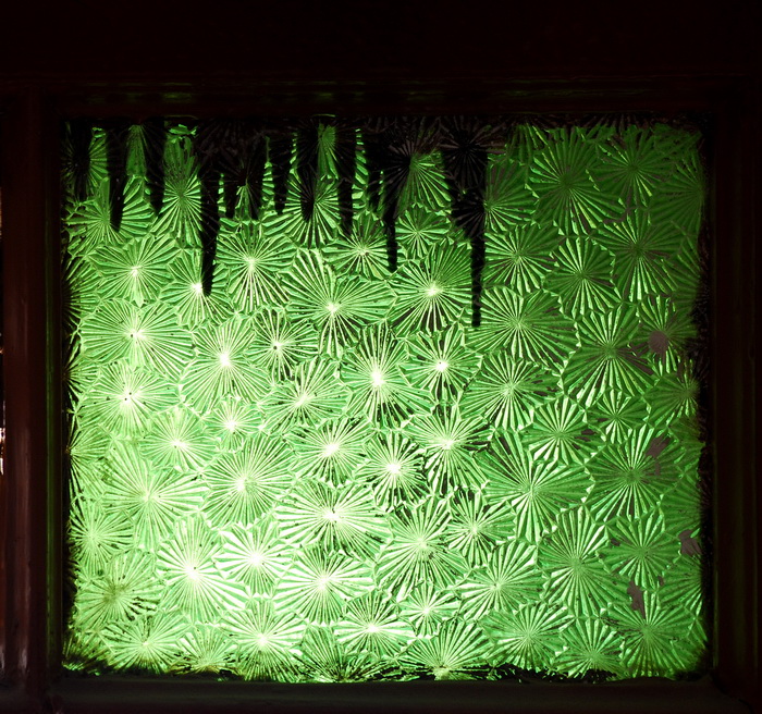 Зеленое фактурное стекло "муранезе" по адресу: С.-Петербург, 17-я линия, 28. Фото 2020
